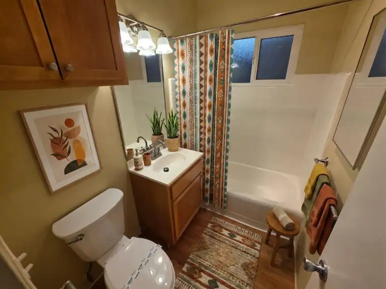One bedroom bathroom decorated (virtually staged)